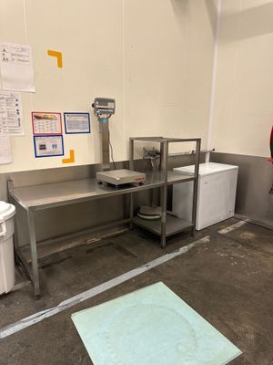 une image d'une cuisine avec un évier et un comptoir