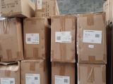 de nombreux cartons empilés les uns sur les autres dans un entrepôt