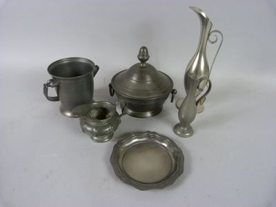 objets en métal argenté, notamment un pichet, une théière et d’autres objets