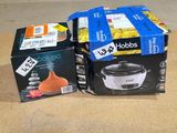 trois boîtes de nourriture posées les unes à côté des autres sur une table