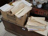 une boîte remplie de courrier posée sur une table en bois