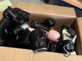 une boîte en carton remplie d'équipements de boxe divers