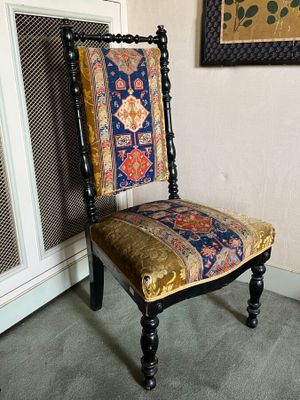 a chair that is sitting in the corner of a room