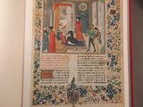 un livre ouvert sur lequel figure l'image d'un homme et d'une femme assis dans une pièce