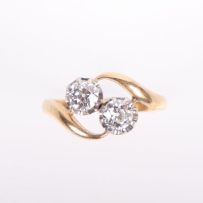 une photo d'une bague en or sertie de deux diamants
