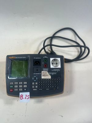 un petit appareil électronique posé sur une table