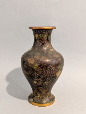 un vase posé sur une surface blanche