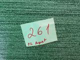 quelqu'un tient un bout de papier sur lequel est collé un autocollant