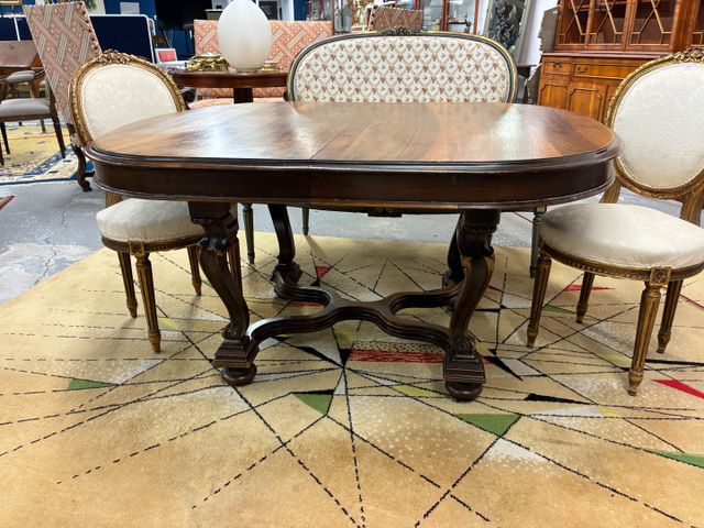 Table de salle à manger en noyer de style Louis XV avec deux rall