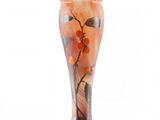 un vase orné d'une fleur sur fond blanc