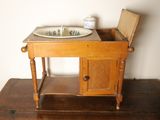 une petite table en bois surmontée d'un évier