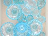 des assiettes en verre bleu dans une boîte blanche posée sur une table