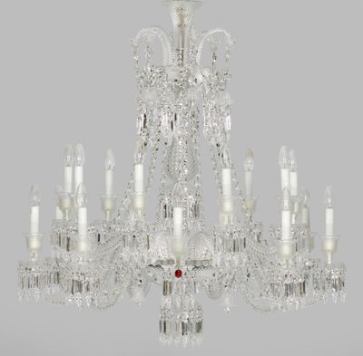 un grand lustre en cristal suspendu au plafond