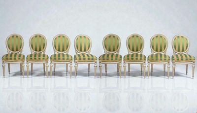 six chaises alignées