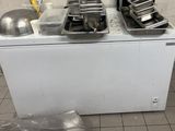 Plusieurs casseroles remplies de nourriture sont posées sur une cuisinière dans une cuisine
