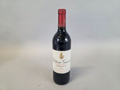 la bouteille de vin rouge est posée sur la table