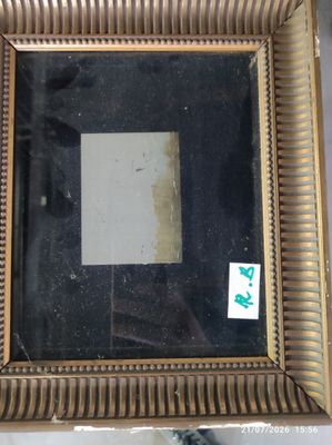 une photo d'une photo d'un miroir dans une pièce