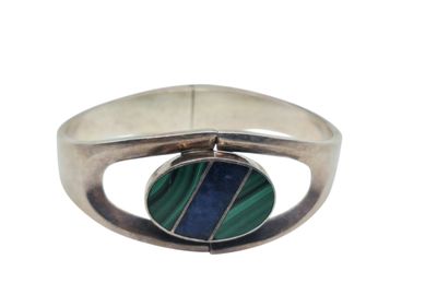 un gros plan d'une bague en argent sertie d'une pierre verte et bleue