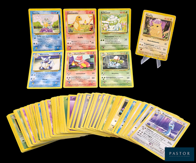 beaucoup de cartes pokemon sur la table
