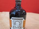 une bouteille de vin posée sur une table