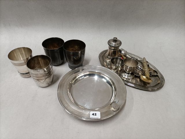Lot de métal argenté : assiette à bouillie, 4 timbales, coquetier