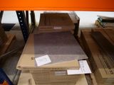 une pile de cartons sur une étagère dans un magasin