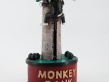 une figurine représentant un singe perché au sommet d'un palmier