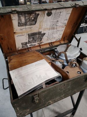 une vieille boîte en bois contenant des papiers et d'autres objets