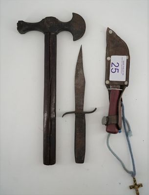 deux types d'outils différents sur une surface blanche