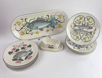 beaucoup d'assiettes et de bols décorés de motifs de poissons