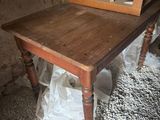 une table en bois sur laquelle se trouve un miroir