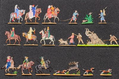 de nombreuses figurines représentant des personnes à cheval ou accompagnées de chiens
