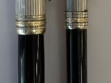deux stylos posés l'un à côté de l'autre sur une table
