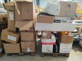 de nombreux cartons empilés les uns sur les autres dans un entrepôt