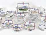 beaucoup d'assiettes et de tasses sur la table