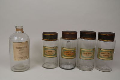 plusieurs bouteilles en verre vides et une bouteille avec un bouchon marron