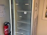 un réfrigérateur qui se trouve dans le coin d'une pièce