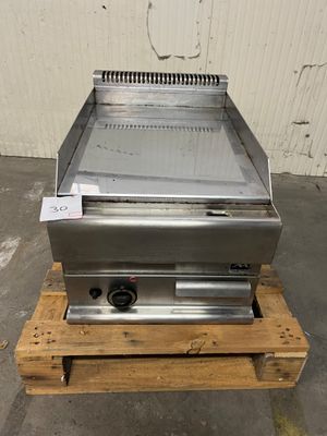 une photo d'un barbecue en acier inoxydable posé sur une palette