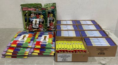 de nombreuses boîtes de bonbons posées par terre