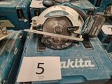 de nombreux outils exposés dans un magasin