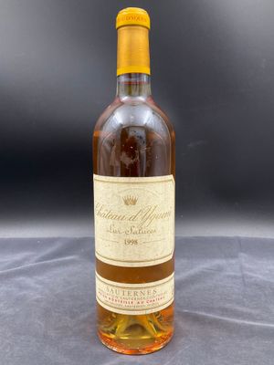 l'image d'une bouteille de vin posée sur une table
