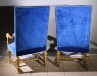 Paire de fauteuils à haut dossier garni en bois et stuc doré… (photo 3)