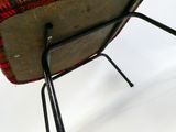 une image représentant une chaise dont l'assise et le dossier sont à carreaux