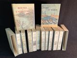 plusieurs livres sont empilés sur une table