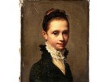 portrait d'une femme en robe noire avec un col en dentelle