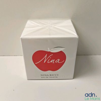 une boîte en forme de pomme posée sur une table blanche
