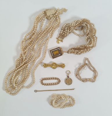 plusieurs bijoux, dont un collier, un bracelet et une broche