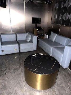 une photo d'un salon avec deux canapés et une table basse