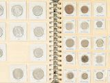 un livre contenant tout un tas de pièces de monnaie différentes