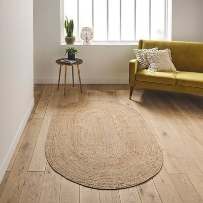 un salon avec un canapé et un tapis au sol